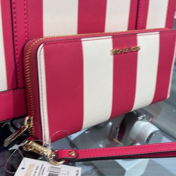 MICHAEL KORS JST 
Leather Continental Wristlet Phone Case Wallet 
El Pink 
NWT - Picture 4 of 16